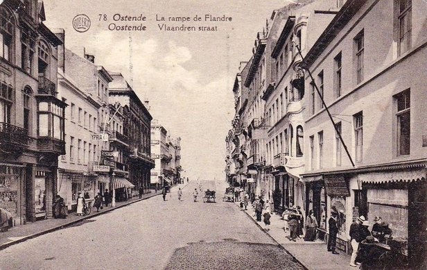 De Vlaanderenstraat in Oostende met Theobalds Boothuisje +-1900